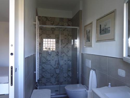 Residenza Capitello 48 في Monticello Conte Otto: حمام مع دش ومرحاض ومغسلة