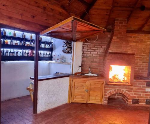 uma cozinha com lareira numa sala de tijolos em Glamping sede campestre Mirador de Pueblo Viejo em Guatavita