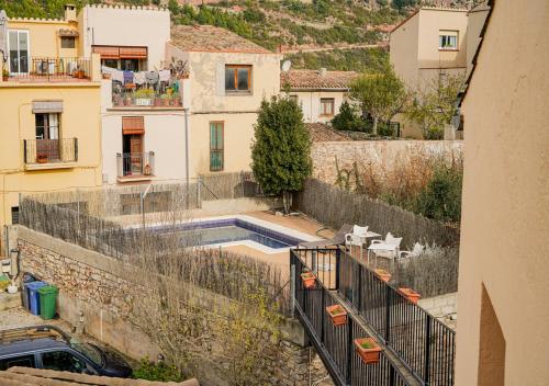 - une vue extérieure sur une maison avec une piscine dans l'établissement Can Misse, à Collbató