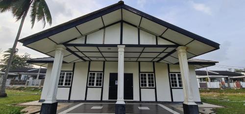 un edificio con una fachada en blanco y negro en The Saddle Resort en Kuantan