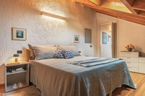 Postel nebo postele na pokoji v ubytování Casa del Borgo "Aria & Acqua" sul Lago Maggiore