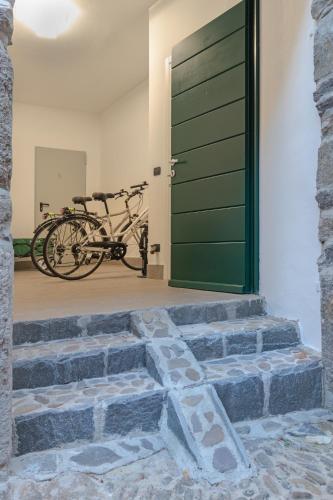 a bike parked next to a green door at Casa del Borgo "Aria & Acqua" sul Lago Maggiore in Maccagno Inferiore