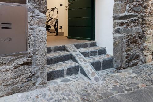 a cross on a set of stairs in front of a door at Casa del Borgo "Aria & Acqua" sul Lago Maggiore in Maccagno Inferiore