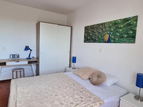 - une chambre avec un lit et une peinture murale dans l'établissement Scenic Comfort D, à Ponta Delgada