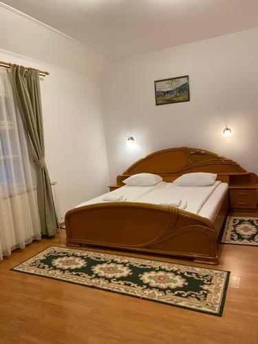 a bedroom with a large bed in a room at Pensiunea Ana in Baile Felix