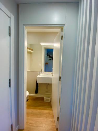 uma casa de banho com um lavatório, um WC e um espelho. em Casa Sousa 3rd generation - Apart 1 em Boticas