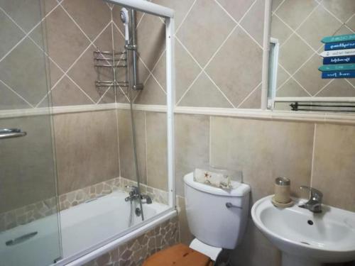 een badkamer met een toilet, een wastafel en een douche bij Chesapeake Bay Beach Heaven in Margate