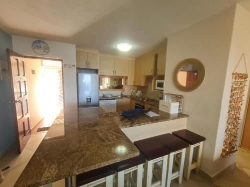 Una cocina grande con encimera en una habitación. en Chesapeake Bay Beach Heaven, en Margate
