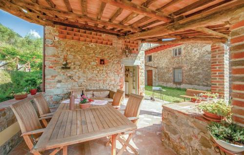 un patio al aire libre con mesa de madera y sillas en La Celata, en Lucca