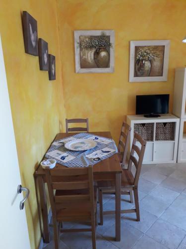 une salle à manger avec une table et des chaises dans l'établissement Casa Emily, à Marinella di Sarzana