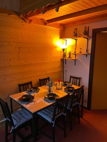 mesa de comedor de madera con sillas y mesa en Appartement Plein Sud Cosy 6 personnes très bien équipé ,Vue splendide, Terrasse, Spacieux,Bien situé, Randonnées,Ski en Saint-Sorlin-dʼArves