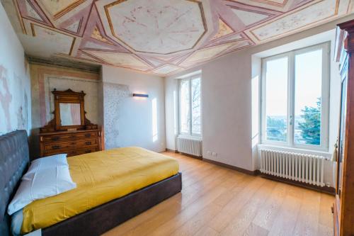una camera con letto e soffitto a cassettoni di FEEL - Pareto Apartment a Bergamo