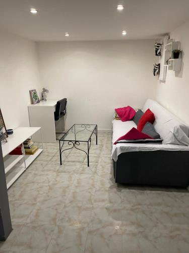 Zimmer mit einem Bett und einem Tisch in der Unterkunft Petit duplex gare Saint-Roch in Montpellier