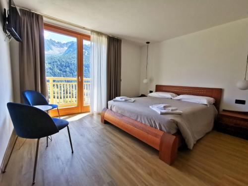 ein Schlafzimmer mit einem Bett und einem großen Fenster in der Unterkunft Agriturismo Donec in Villa dʼAllegno