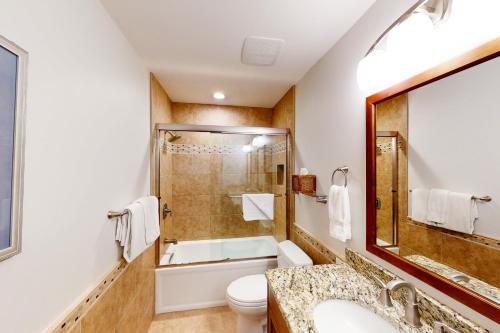 La salle de bains est pourvue d'une baignoire, de toilettes et d'un lavabo. dans l'établissement Vail Spa 301, à Vail