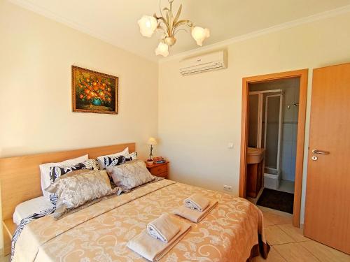 um quarto com uma cama com duas toalhas em Falesia Beach Apartment by Be Cherish em Albufeira