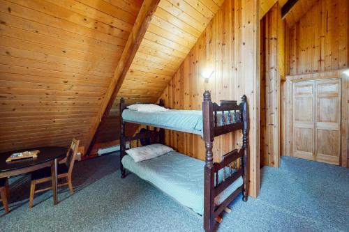 Ein Bett oder Betten in einem Zimmer der Unterkunft Swinging Bridge House