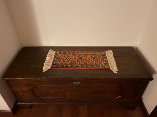 a wooden dresser with a rug on top of it at Agriturismo Clochiatti in Povoletto
