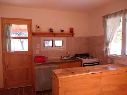 Il comprend une cuisine équipée d'une cuisinière et d'un évier. dans l'établissement Eco Cabaña Rural, à La Consulta