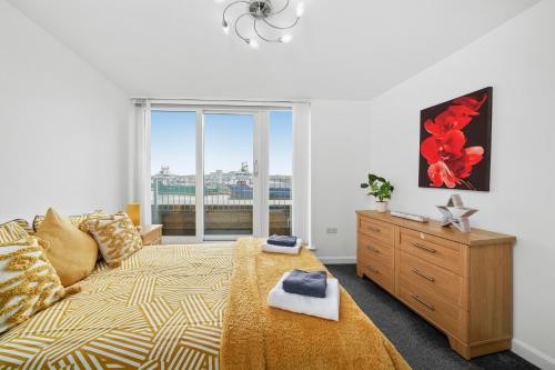 En eller flere senge i et værelse på Queens Apartments - Grampian Lettings Ltd