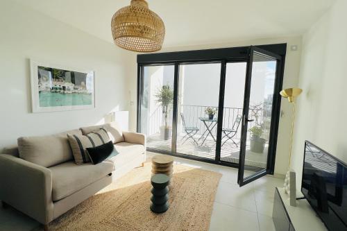 a living room with a couch and a television at Disneyland 5 min -Paris 35 min -2/4 personnes in Montévrain