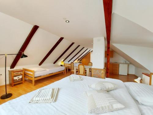 Ένα ή περισσότερα κρεβάτια σε δωμάτιο στο Peter's Pine Cottage