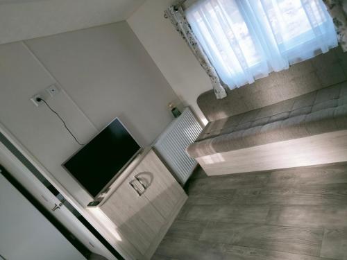 TV a/nebo společenská místnost v ubytování BJ Chalets - De Rug 1 - Vakantiepark Lauwersoog - LUXE chalet met vaatwasser! Vroege incheck!
