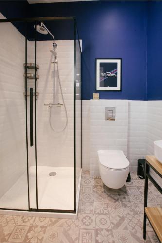 a bathroom with a glass shower and a toilet at Warsaw Concierge Flat6 Hoza in Warsaw