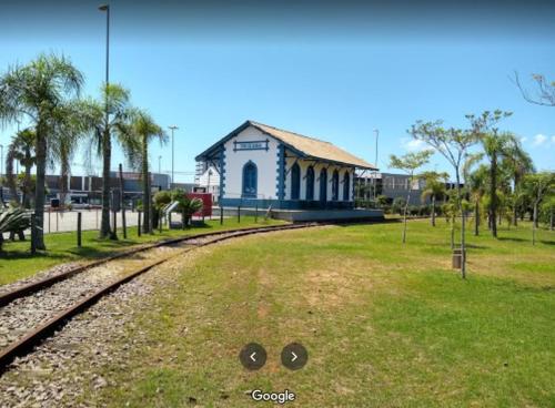 a building with eyes on the grass near a train track at QUARTO TOP no CENTR0 com Cama Box de casal - acomoda até 2 pessoas - Home Office - WIFI - Smart TV com Apps Youtube - Cozinha - banheiro - Sala de Estar - Apto compartilhado com Anfitriões experientes em hospedar - Superhost no BnB 5 estrelas in Criciúma