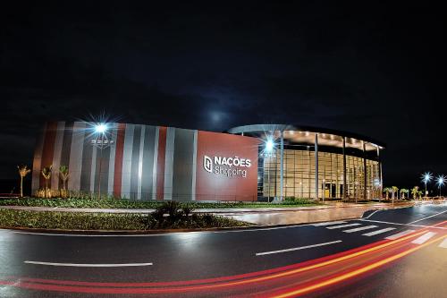 a building at night with a road in front of it at QUARTO TOP no CENTR0 com Cama Box de casal - acomoda até 2 pessoas - Home Office - WIFI - Smart TV com Apps Youtube - Cozinha - banheiro - Sala de Estar - Apto compartilhado com Anfitriões experientes em hospedar - Superhost no BnB 5 estrelas in Criciúma