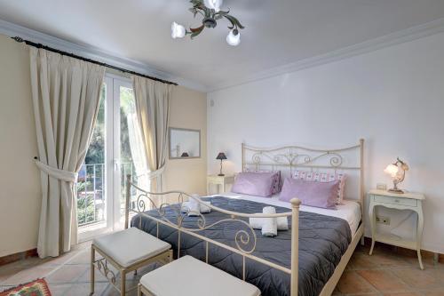 a bedroom with a bed with purple pillows at LA PERLA DE LA BAHIA PRIMERA LINEA in Casares