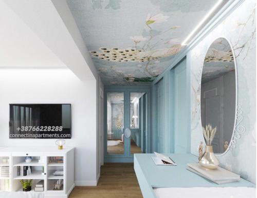 een woonkamer met een plafond versierd met bloemen bij ConnectIN Apartments in Pale