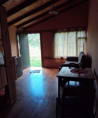 a living room with a couch and a table at Don Edmundo Trevelin in Trevelín