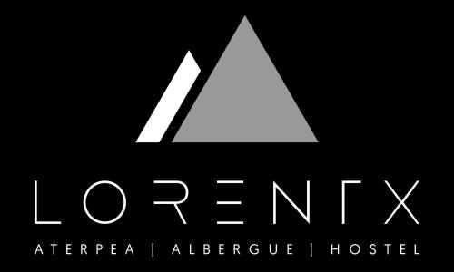 białe logo z trójkątem na czarnym tle w obiekcie LORENTX ATERPEA w mieście Burguete