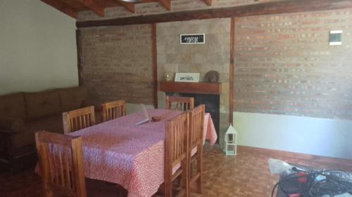 ein Esszimmer mit einem Tisch und Holzstühlen in der Unterkunft Don Edmundo Trevelin in Trevelín