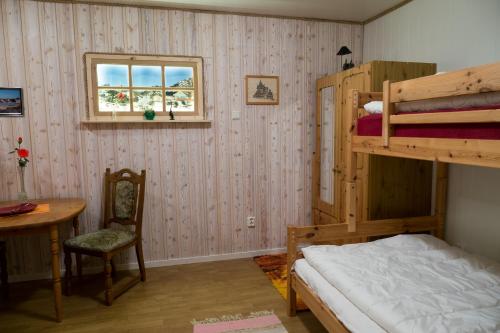 Haukland的住宿－AmHavern B&B，一间卧室设有两张双层床和一张桌子