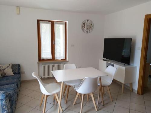 a living room with a white table and white chairs at Appartamento SUNRELAX in Riva del Garda