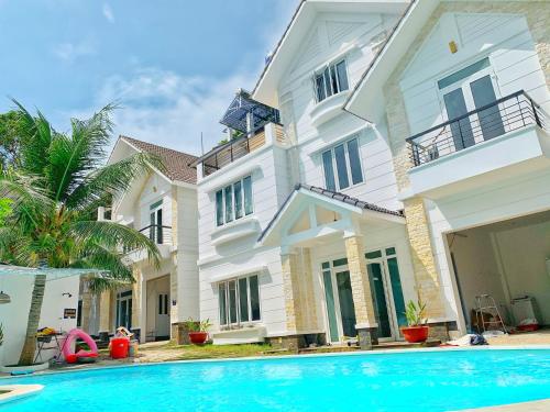 una casa con piscina delante en The Spring Room, en Vung Tau