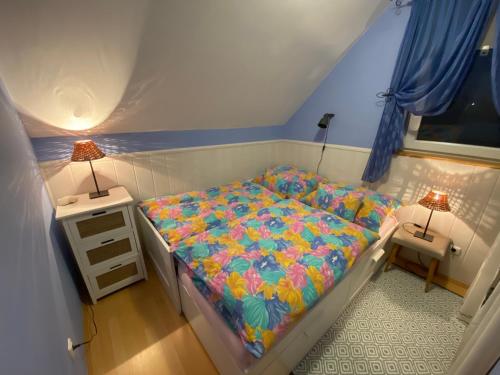 En eller flere senge i et værelse på Villa Elisa