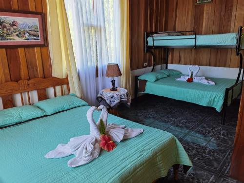 2 Betten in einem Zimmer mit 2 Etagenbetten in der Unterkunft Campo Azul - Monteverde in Monteverde Costa Rica