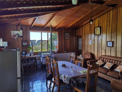 ein Wohnzimmer mit einem Tisch und einem Sofa in der Unterkunft Campo Azul - Monteverde in Monteverde Costa Rica