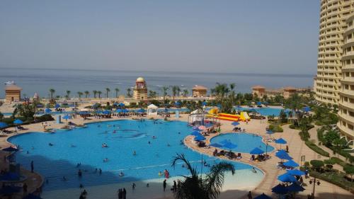 a large pool at a resort with people in it at شقق اهرامات بورتو السخنه in Az Za‘farānah