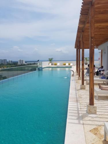 ein großer Pool auf einem Gebäude in der Unterkunft Vista mar!! in Cartagena de Indias