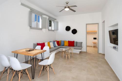 TV a/nebo společenská místnost v ubytování Astivi Santorini Apartments