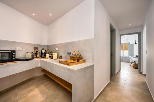 Kuchyň nebo kuchyňský kout v ubytování Astivi Santorini Apartments