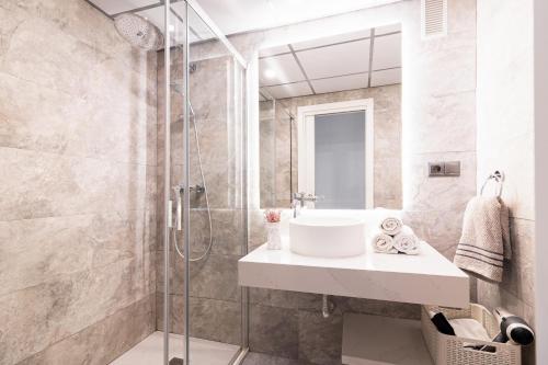 a bathroom with a sink and a shower at Apartamento Vicky Victoria in Málaga