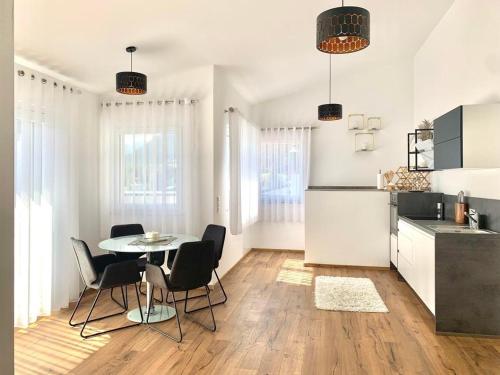 Kuchyň nebo kuchyňský kout v ubytování Ena Appartements