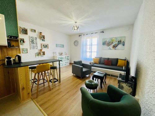 een woonkamer met een bank en een tafel bij Ravissant T2 proche centre-ville et Jard in Châlons-en-Champagne