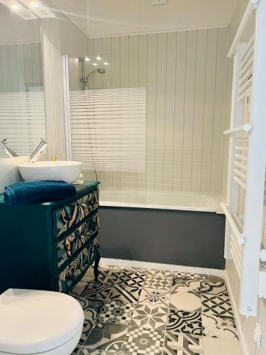 une salle de bain avec un lavabo, des toilettes et une baignoire dans l'établissement Ravissant T2 proche centre-ville et Jard, à Châlons-en-Champagne