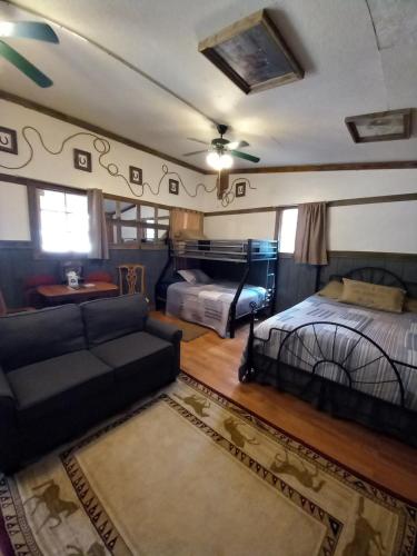 Fotografie z fotogalerie ubytování Acorn Hideaways Canton Old West Bunkhouse for 9 - Trail's End Corral v destinaci Canton